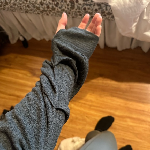 ZELLA GREEN ATHLEISURE SWEATER — KIDS SIZE 14/16 FITS LIKE A WOMENS SMALL - Picture 6 of 7